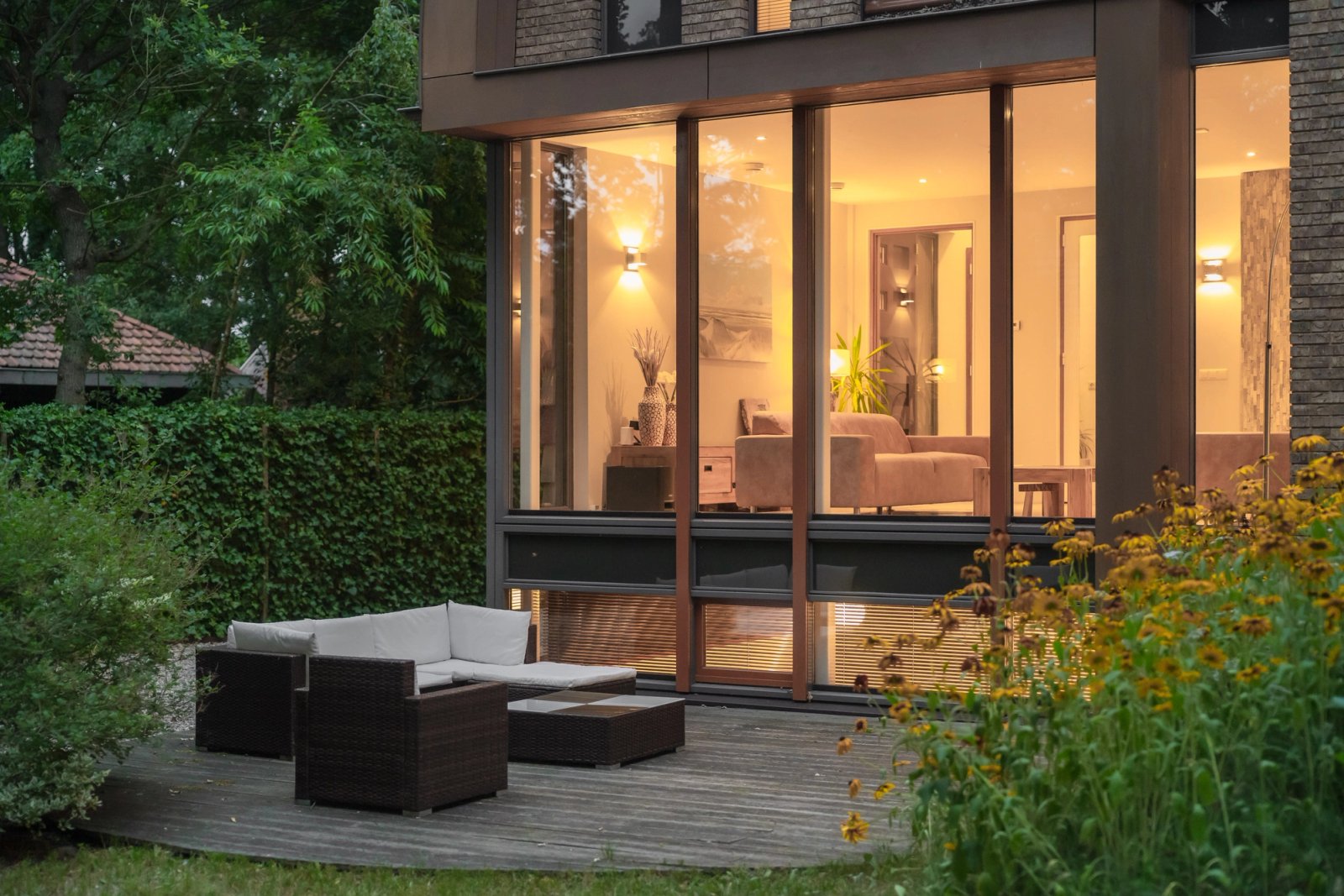 Twilight exterieurfotografie van luxe villa in de schemering te Groet