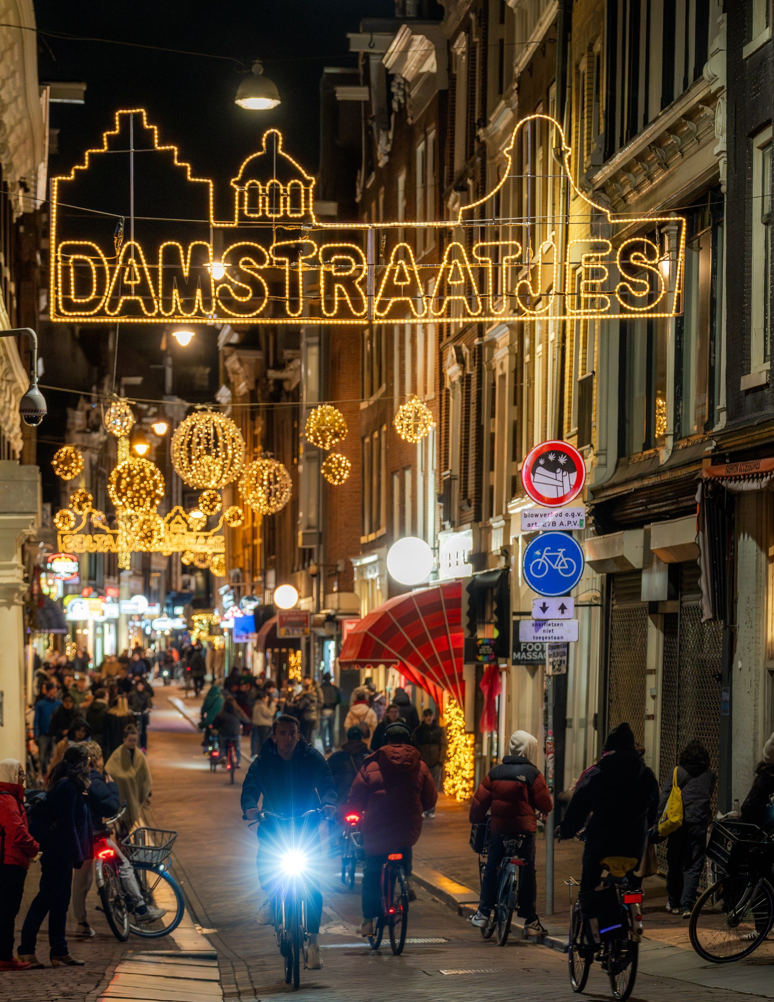Gouden gevels boven de Damstraatjes