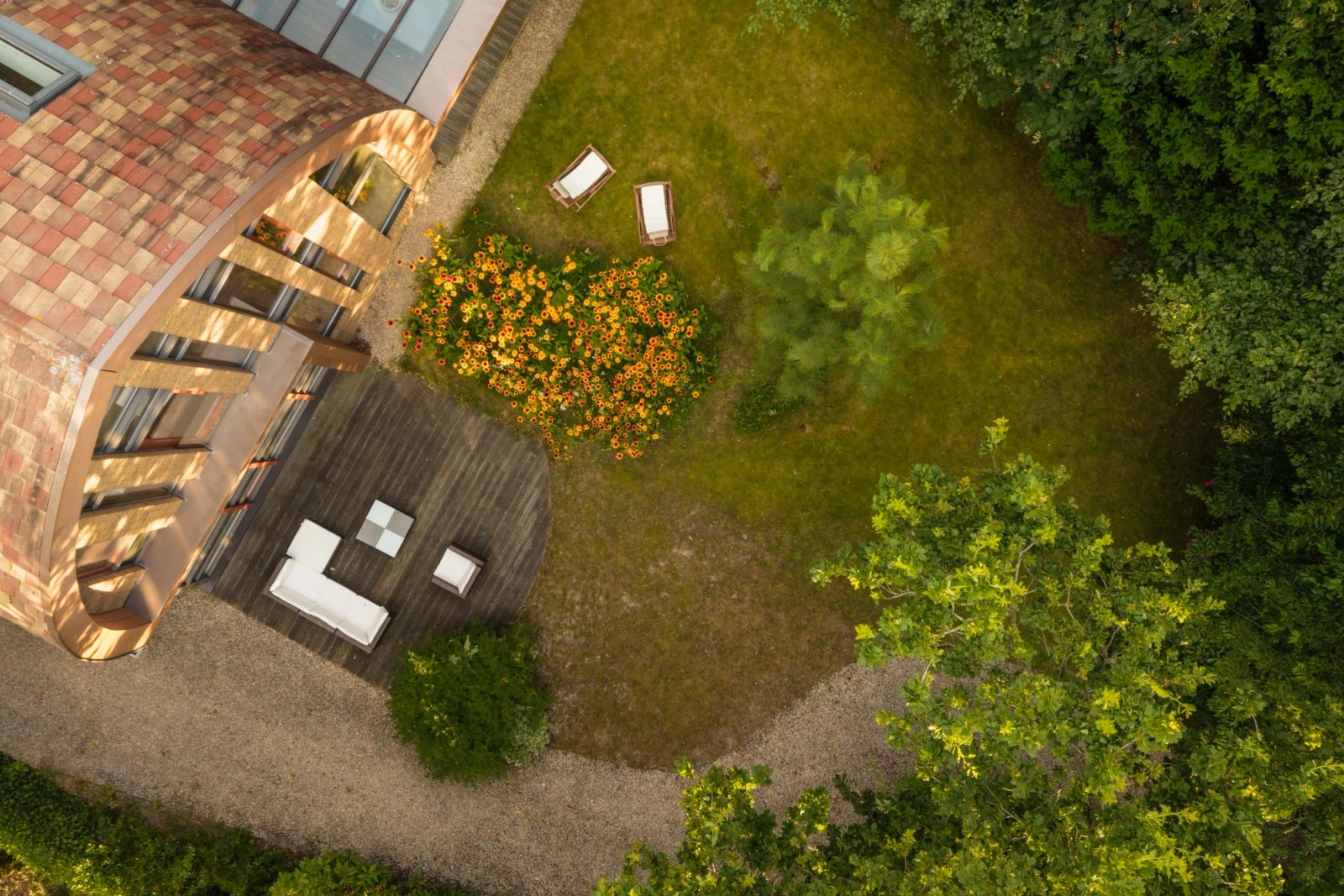 Drone opname van de architectonische kap en buitenruimte in Groet