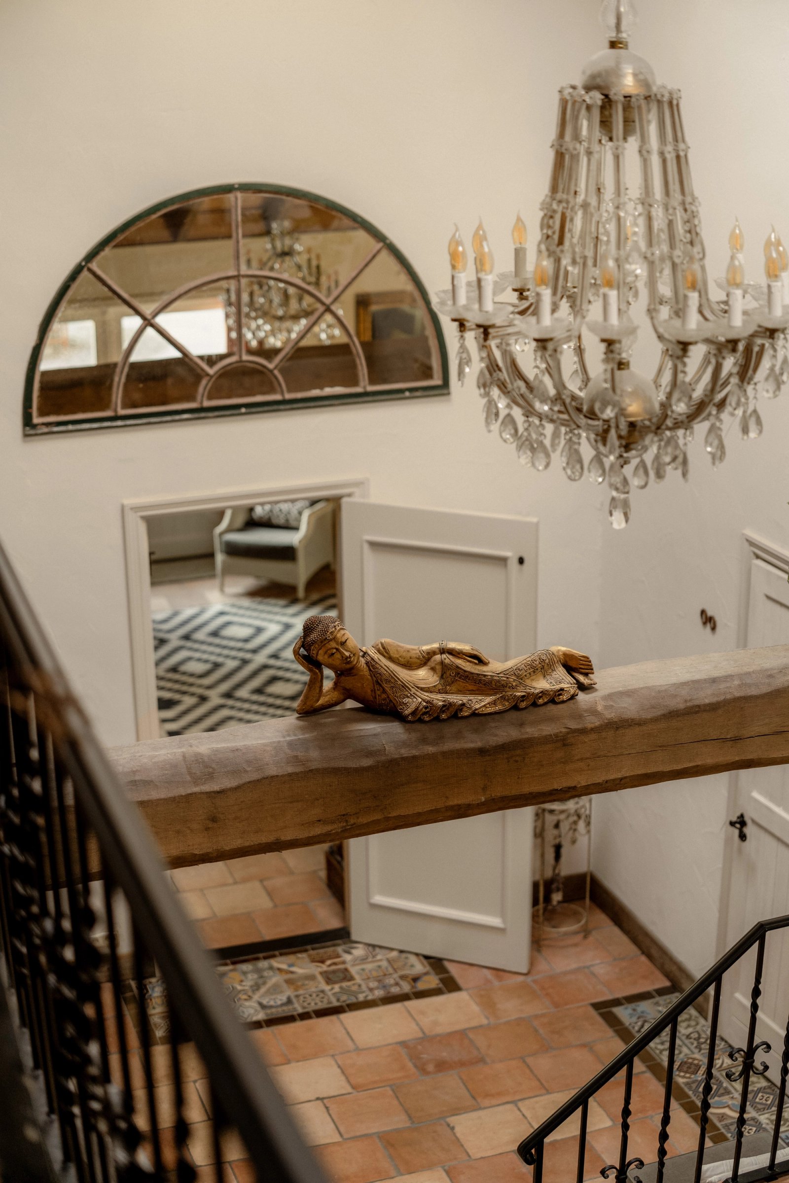 Sfeervol eethoekdetail met exclusieve verlichting en houten afwerking in Vreeland