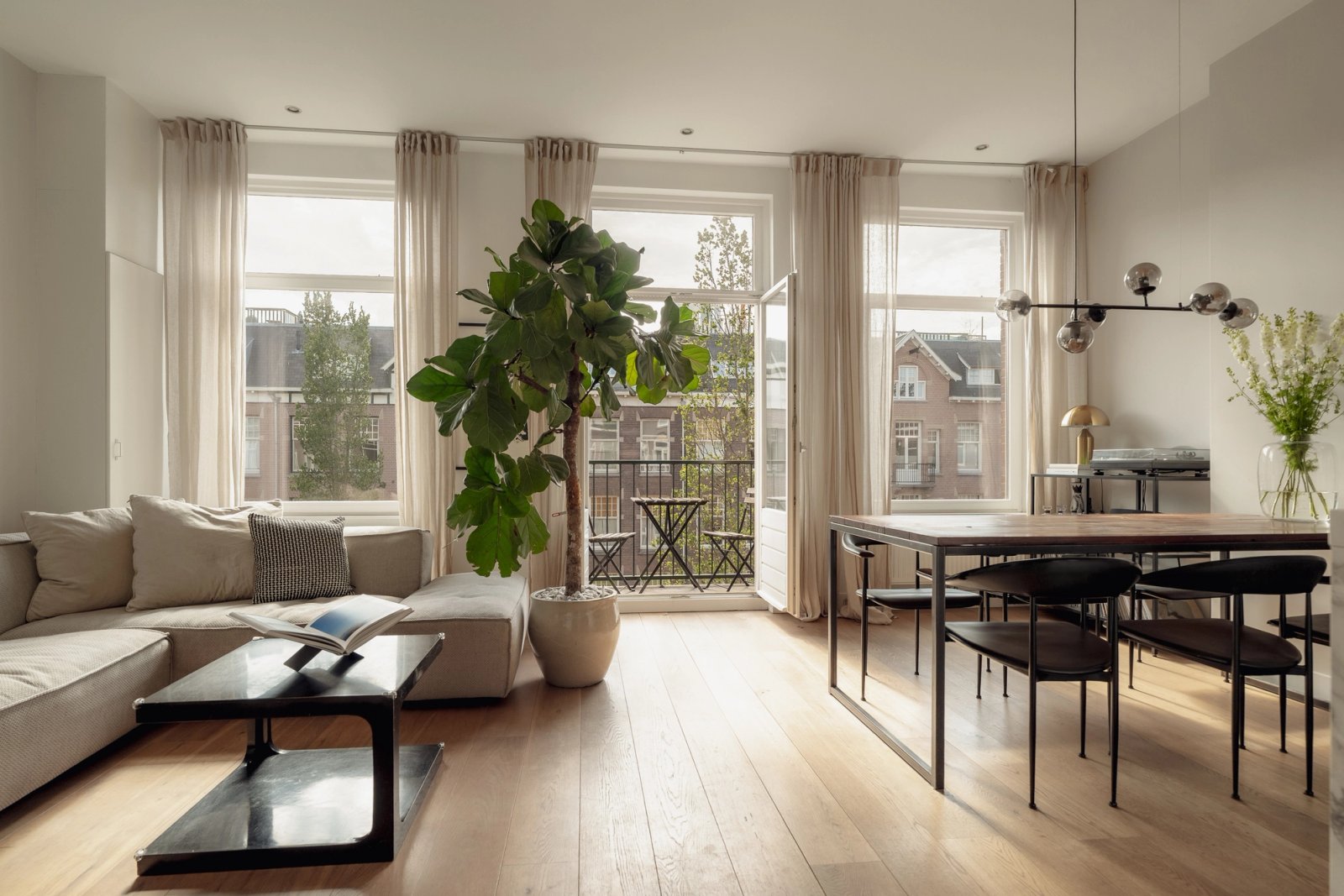 Ruime woonkamer in een karakteristiek Amsterdams herenhuis aan de Admiraal de Ruijterweg