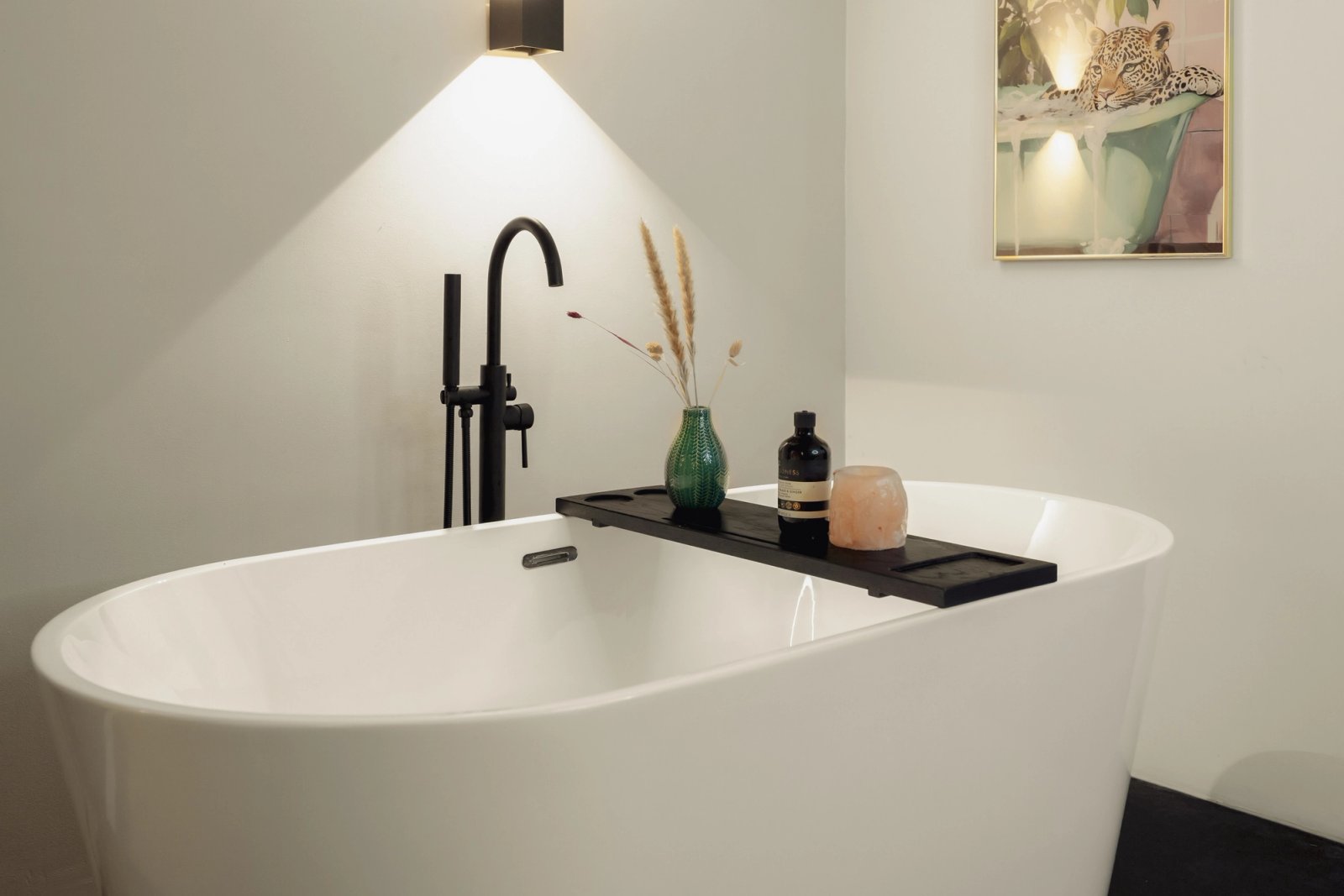 Rustige woonsfeer en harmonieuze zichtlijnen in het interieur te Mijdrecht