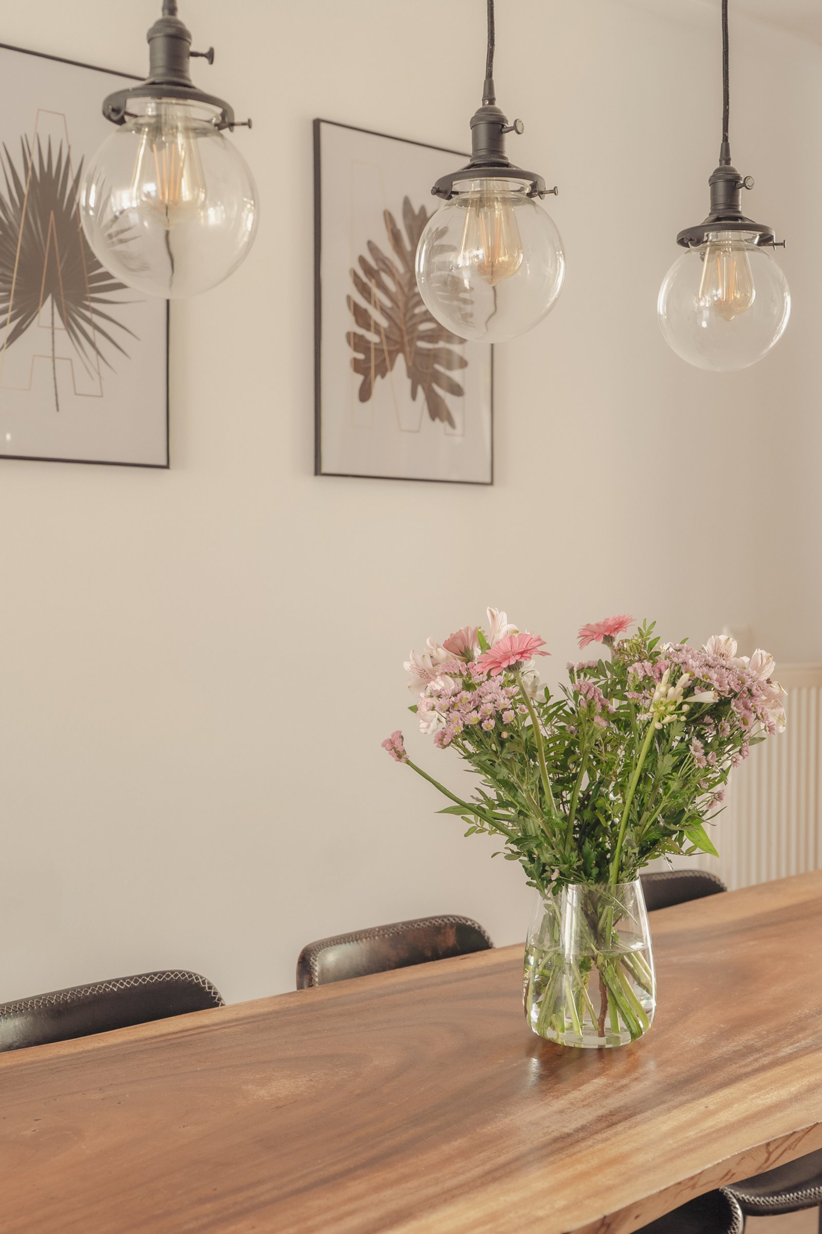 Verfijnd designarmatuur en wandafwerking in luxe vastgoed