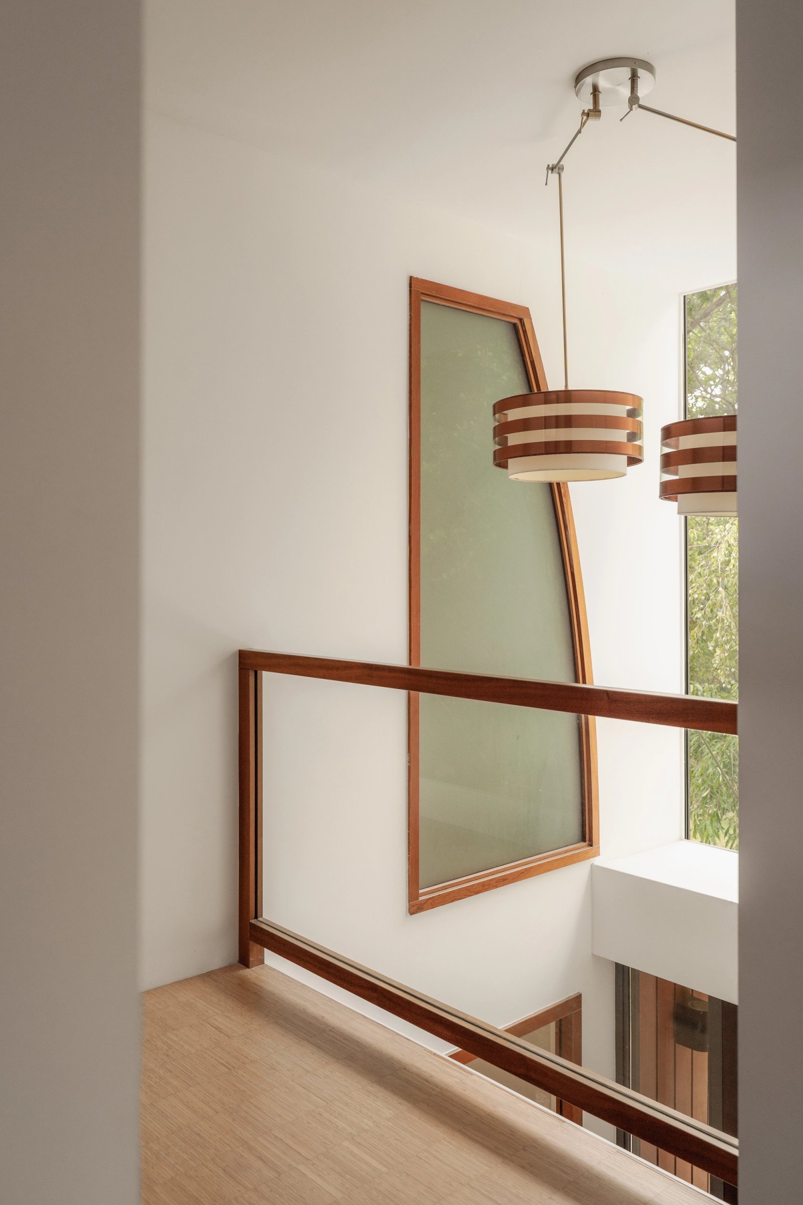 Architectonisch detail van trap en minimalistische wandafwerking in duinvilla Groet
