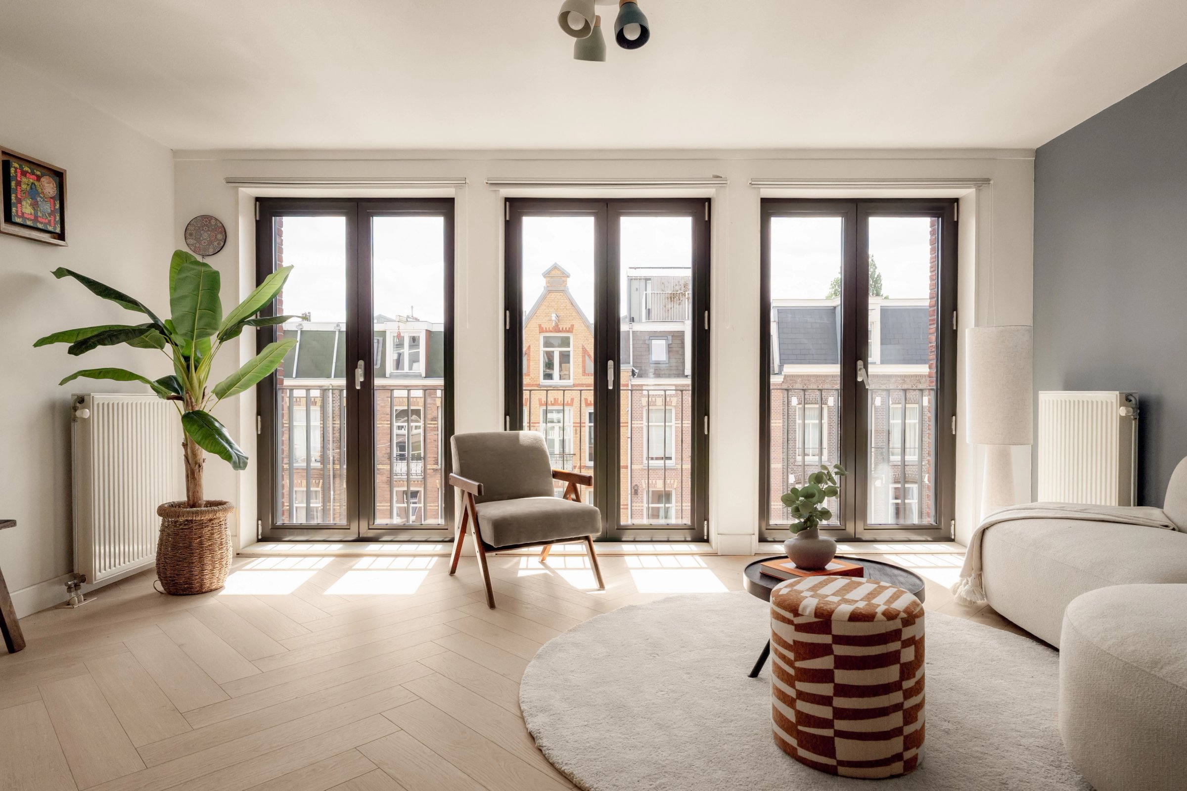 Royale woon- en leefkeuken met hoge plafonds en natuurlijk licht in de Ruyschstraat Amsterdam