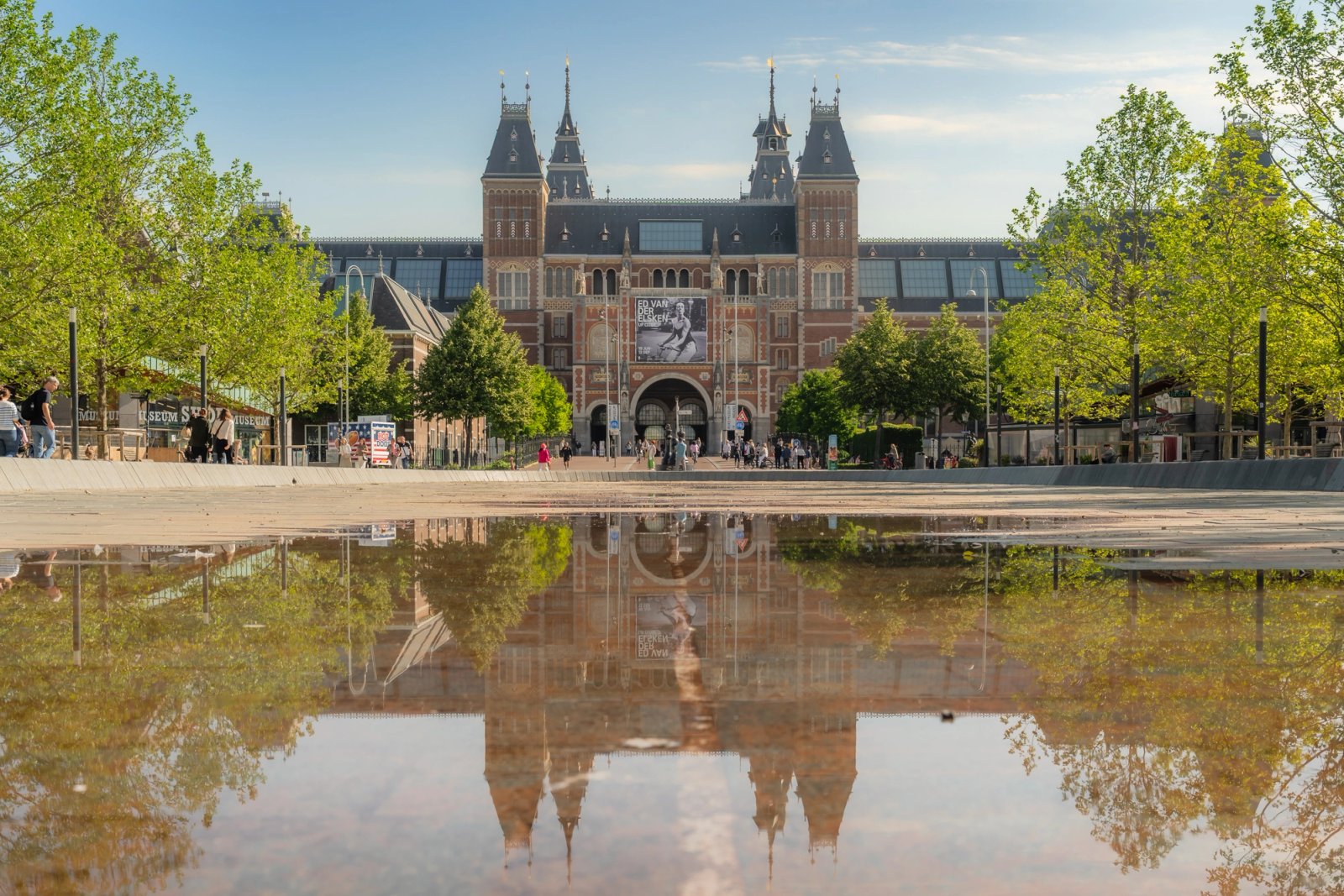 Het Rijksmuseum in Amsterdam, weerspiegeld in het water op het Museumplein