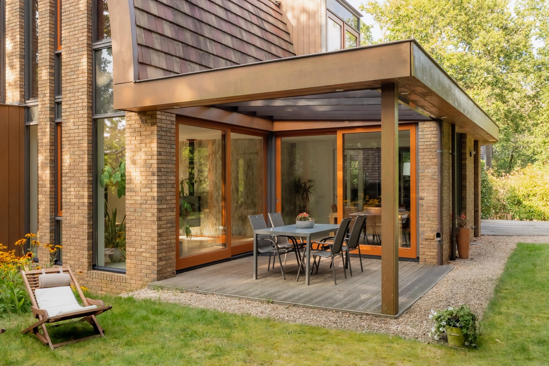 Overdekt terras aan de achterzijde van de villa met eettafel
