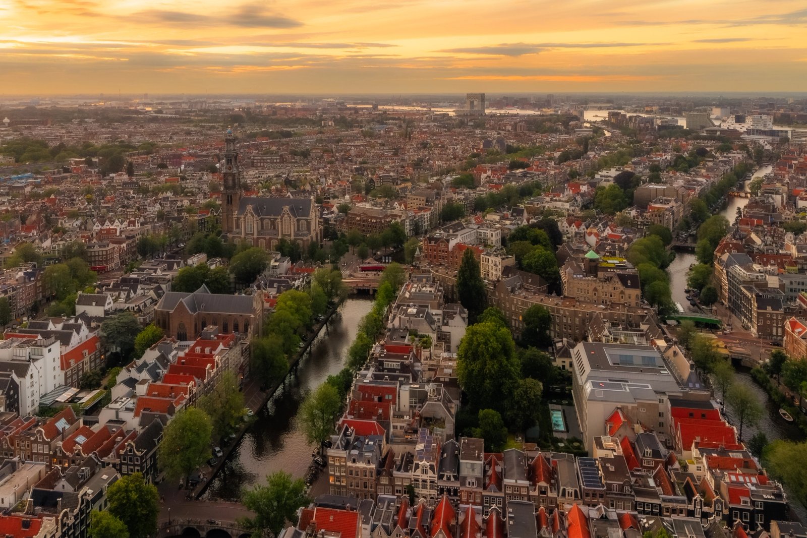 Uniek bovenaanzicht van Amsterdamse binnentuinen en historische daken