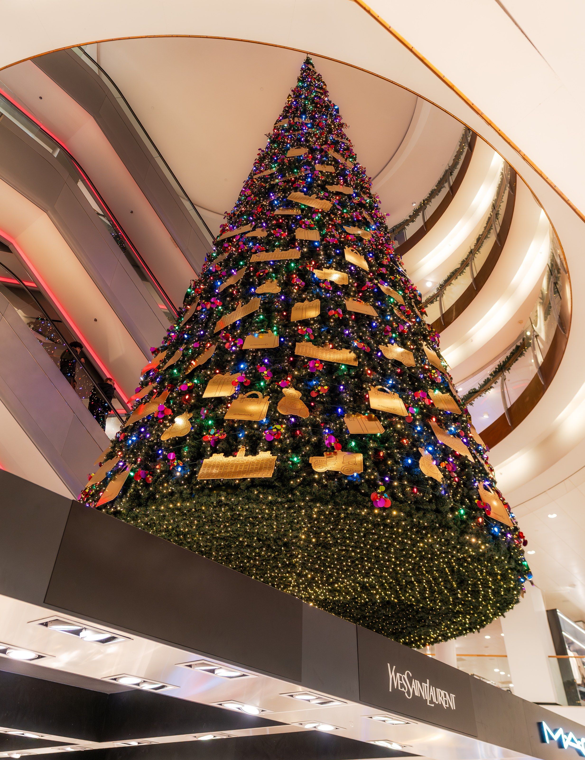 Kerstboom in het atrium van De Bijenkorf, van onderen gezien