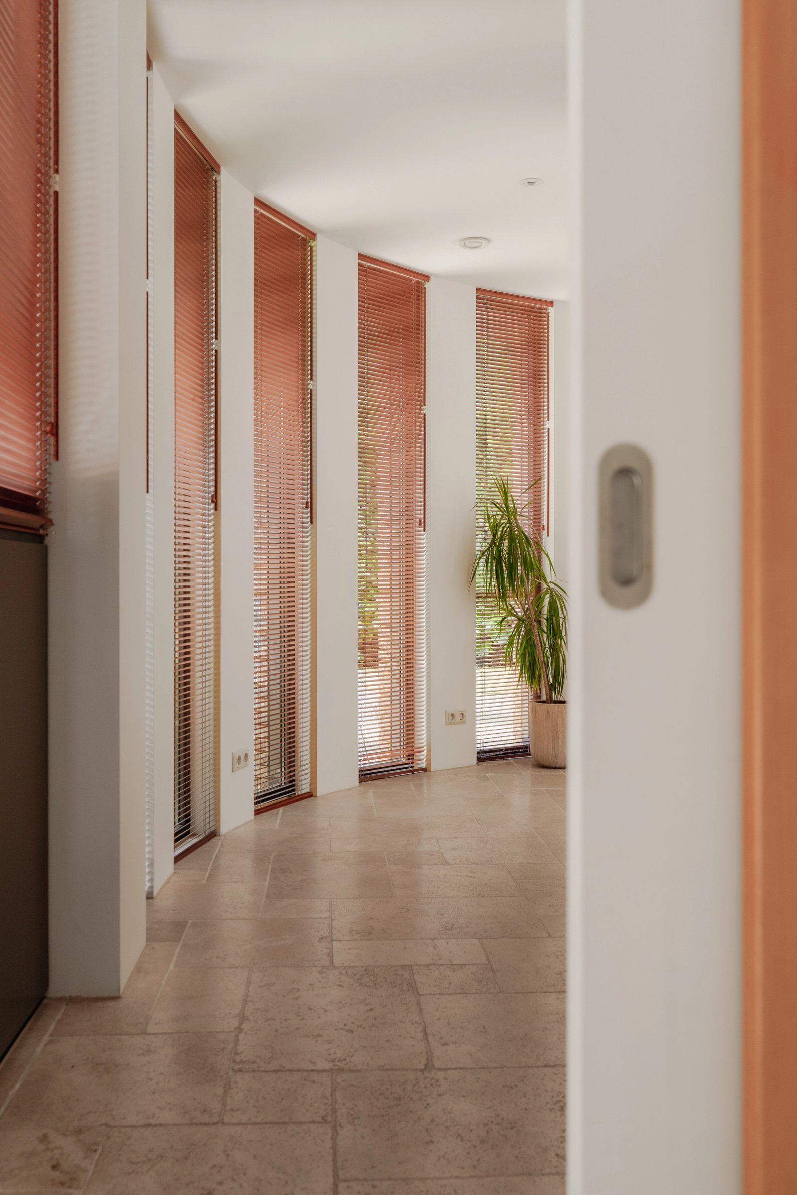 Moderne living met royale raampartijen en zicht op duinlandschap in Groet