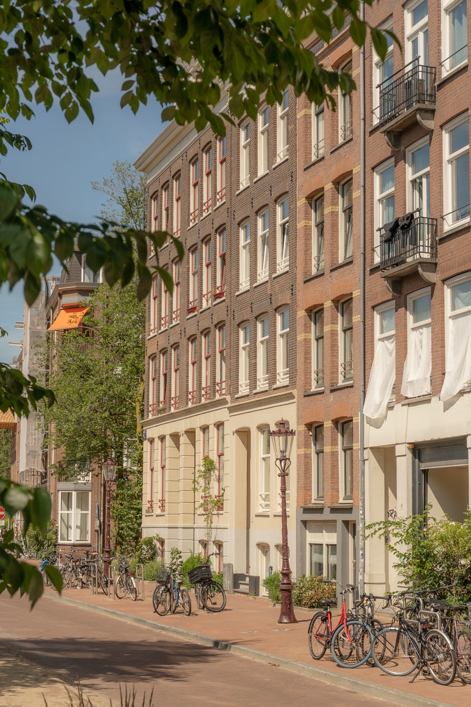 Monumentaal grachtenpand gevelbeeld aan de Ruysdaelkade in Amsterdam