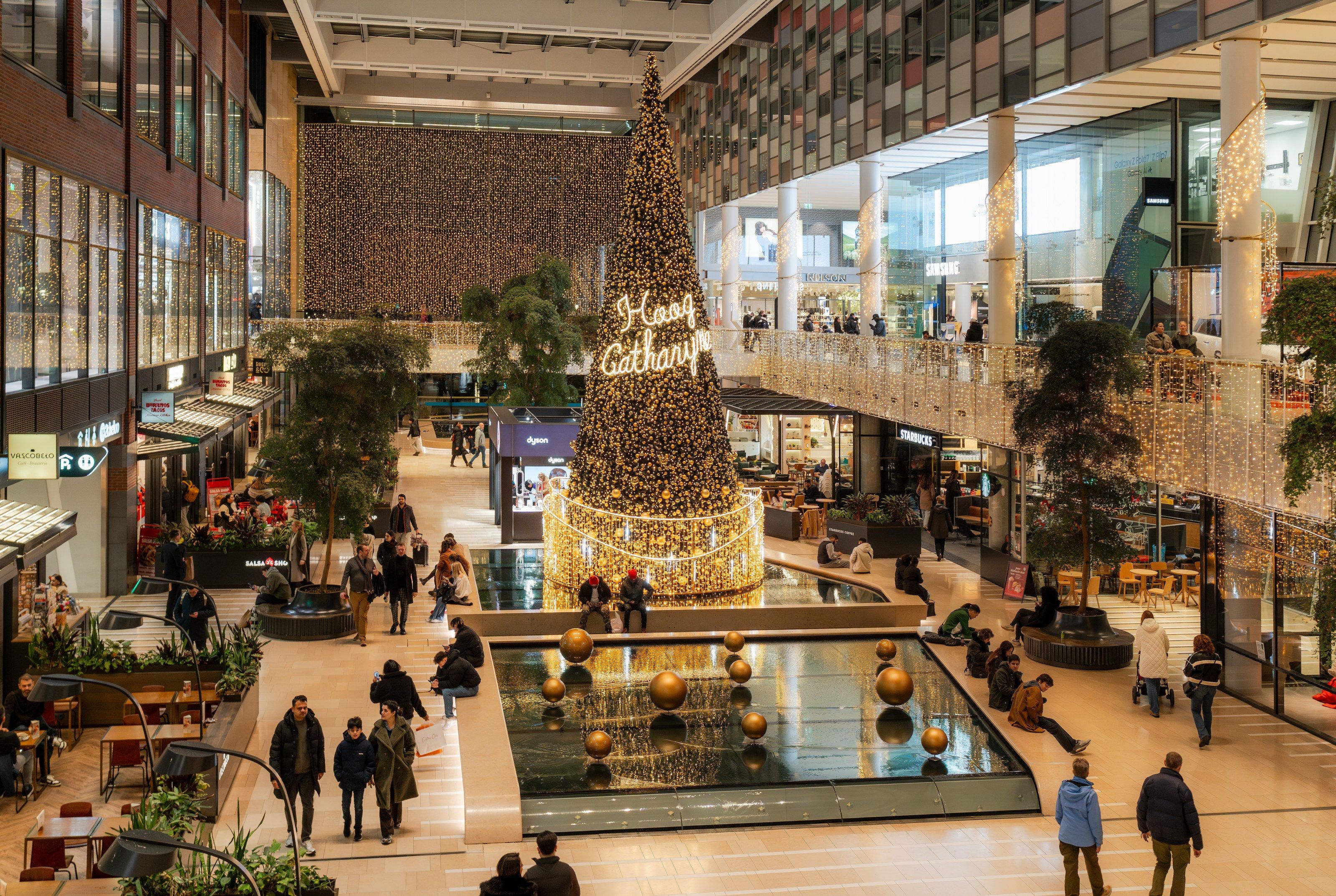 Gouden kerstboom boven het water in Hoog Catharijne