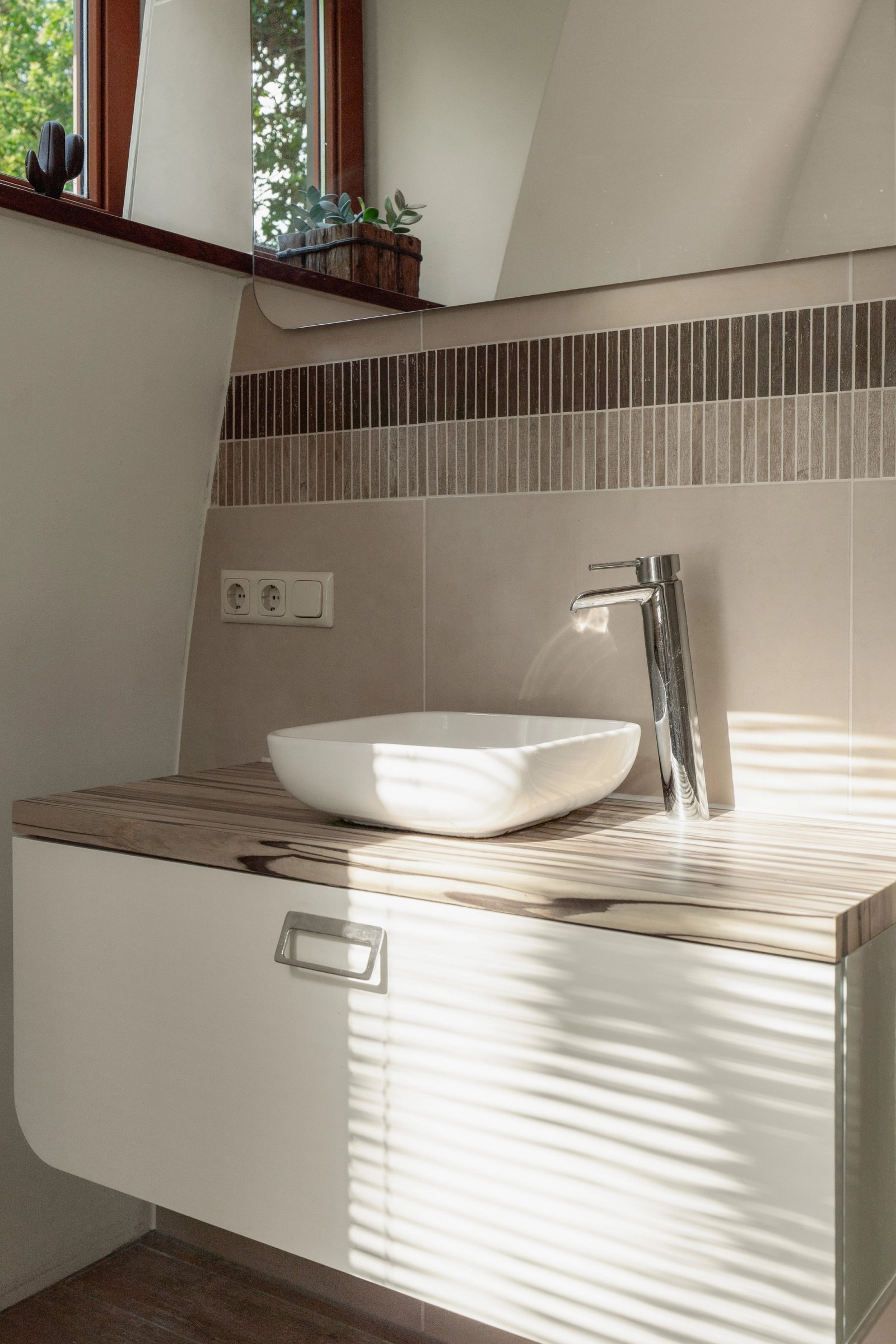 Strakke leefkeuken met hoogwaardige materialen en minimalistisch design