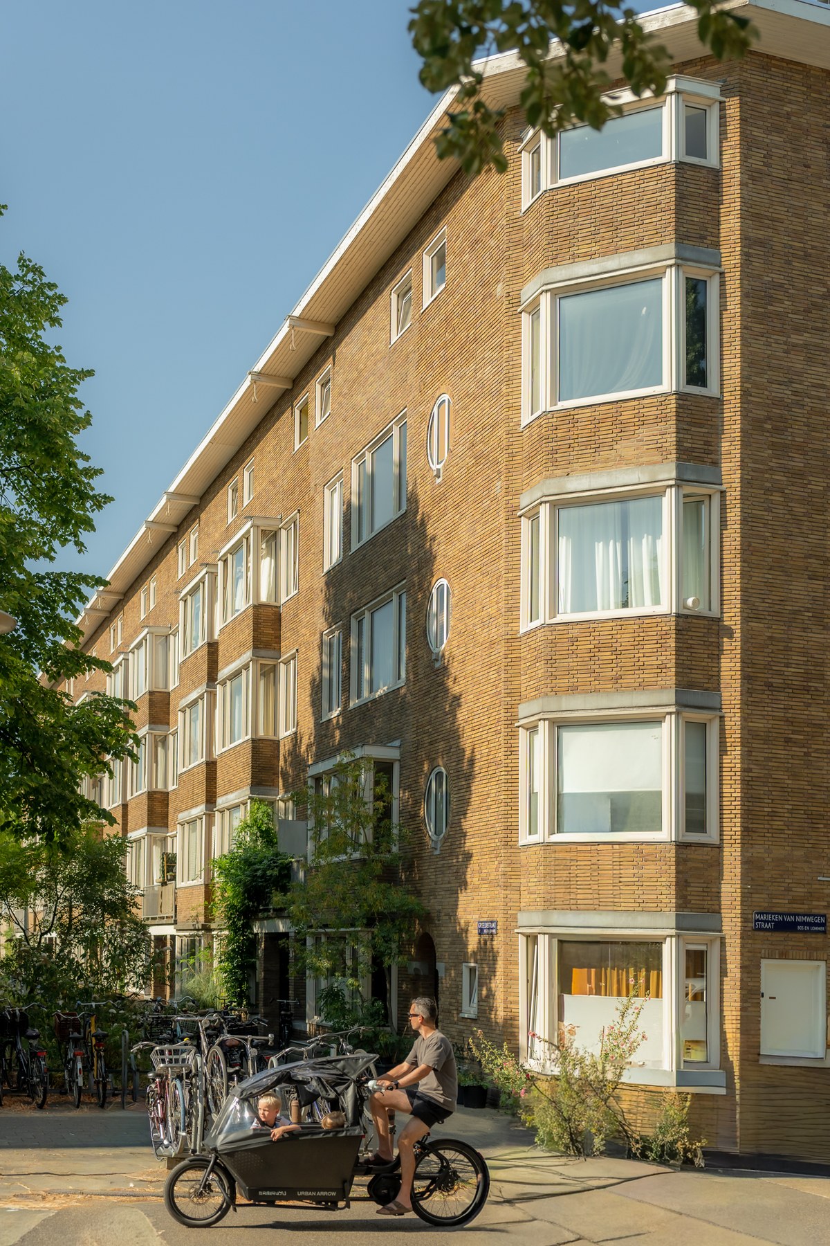 Bakstenen woonblok aan de Griseldestraat in Amsterdam met een bakfiets op straat