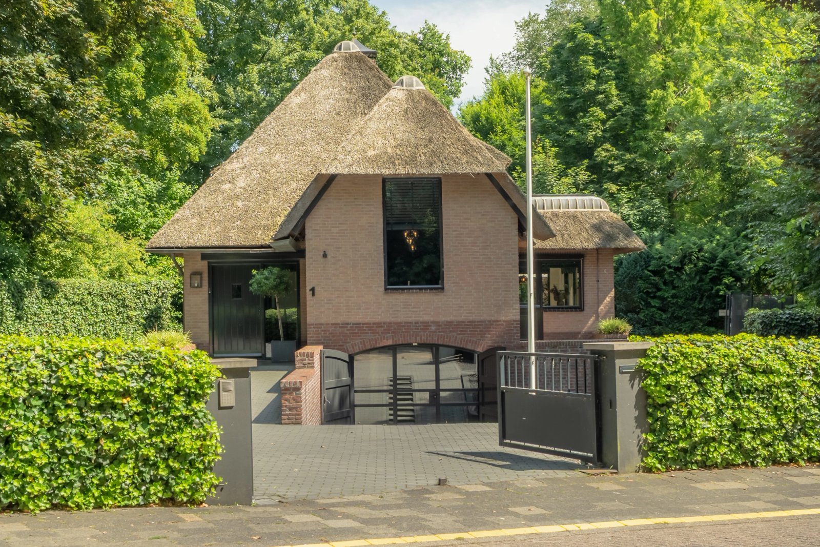 Vrijstaande woning met verzorgde tuin en oprijlaan in Mijdrecht