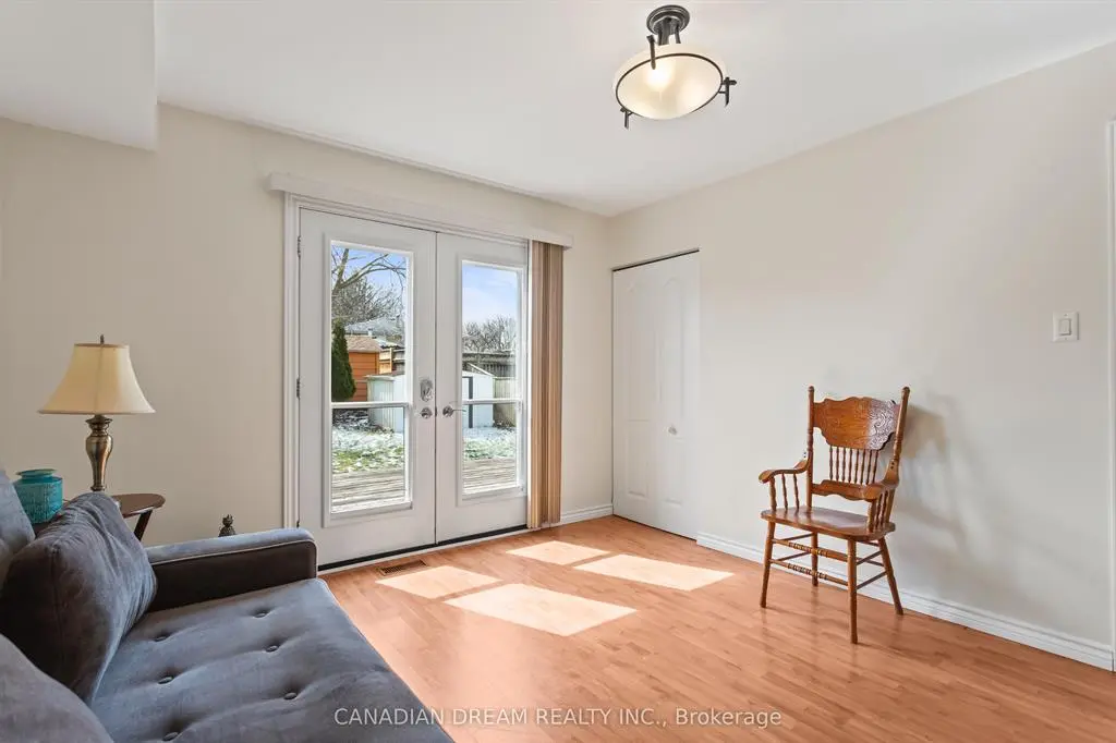 7 Poplar Cres London image 4