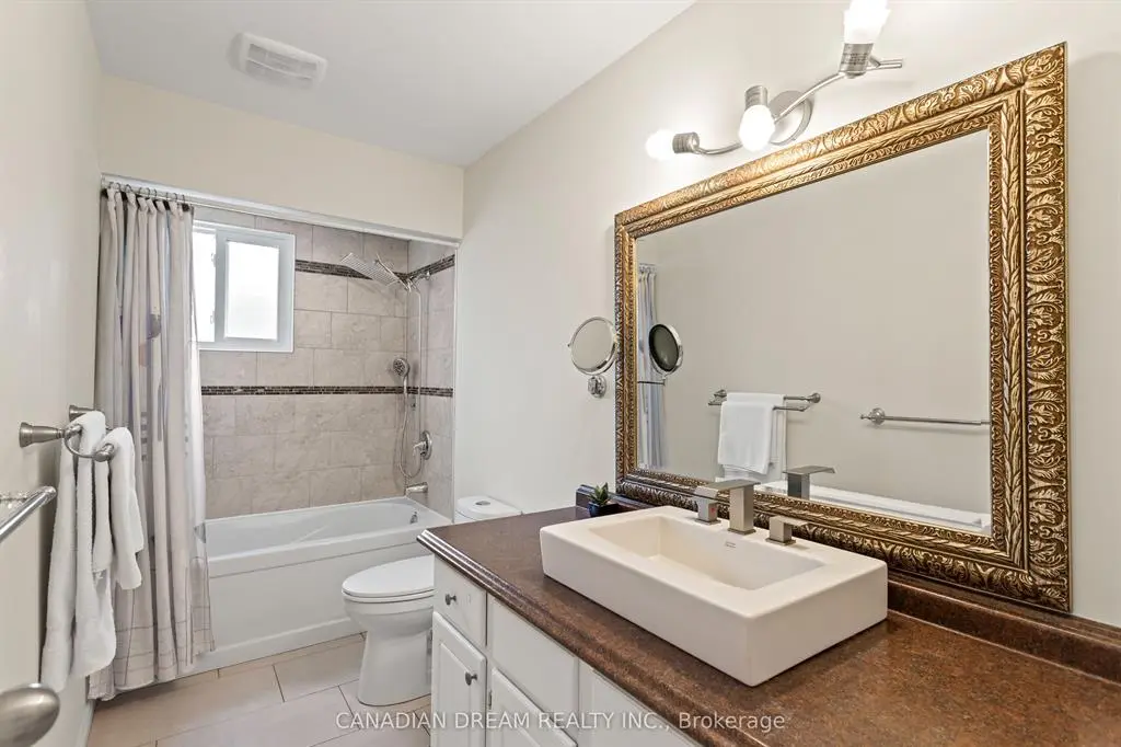 7 Poplar Cres London image 5