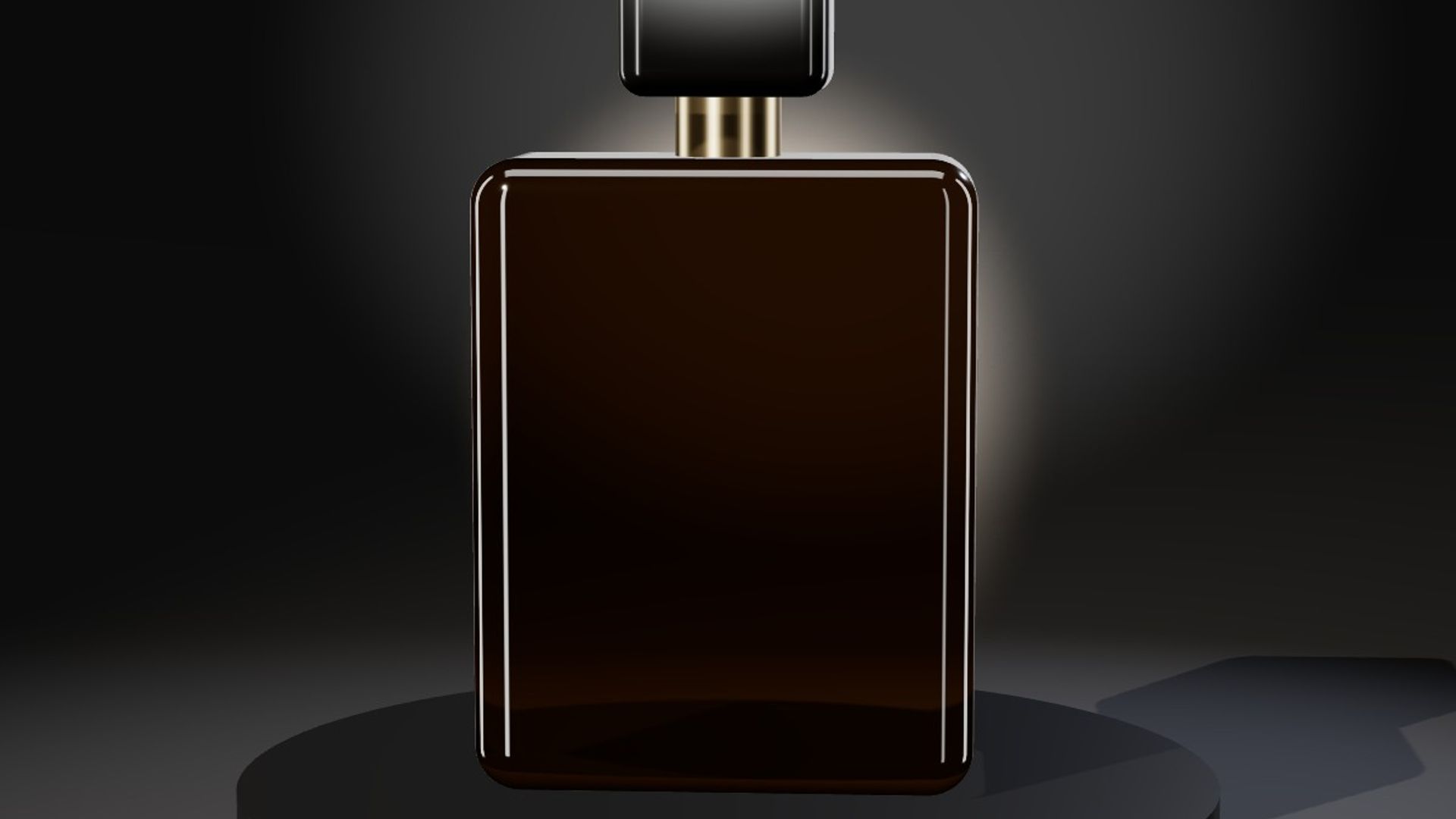Flacon de parfum en verre ambré sur un socle noir, éclairé en contre-jour