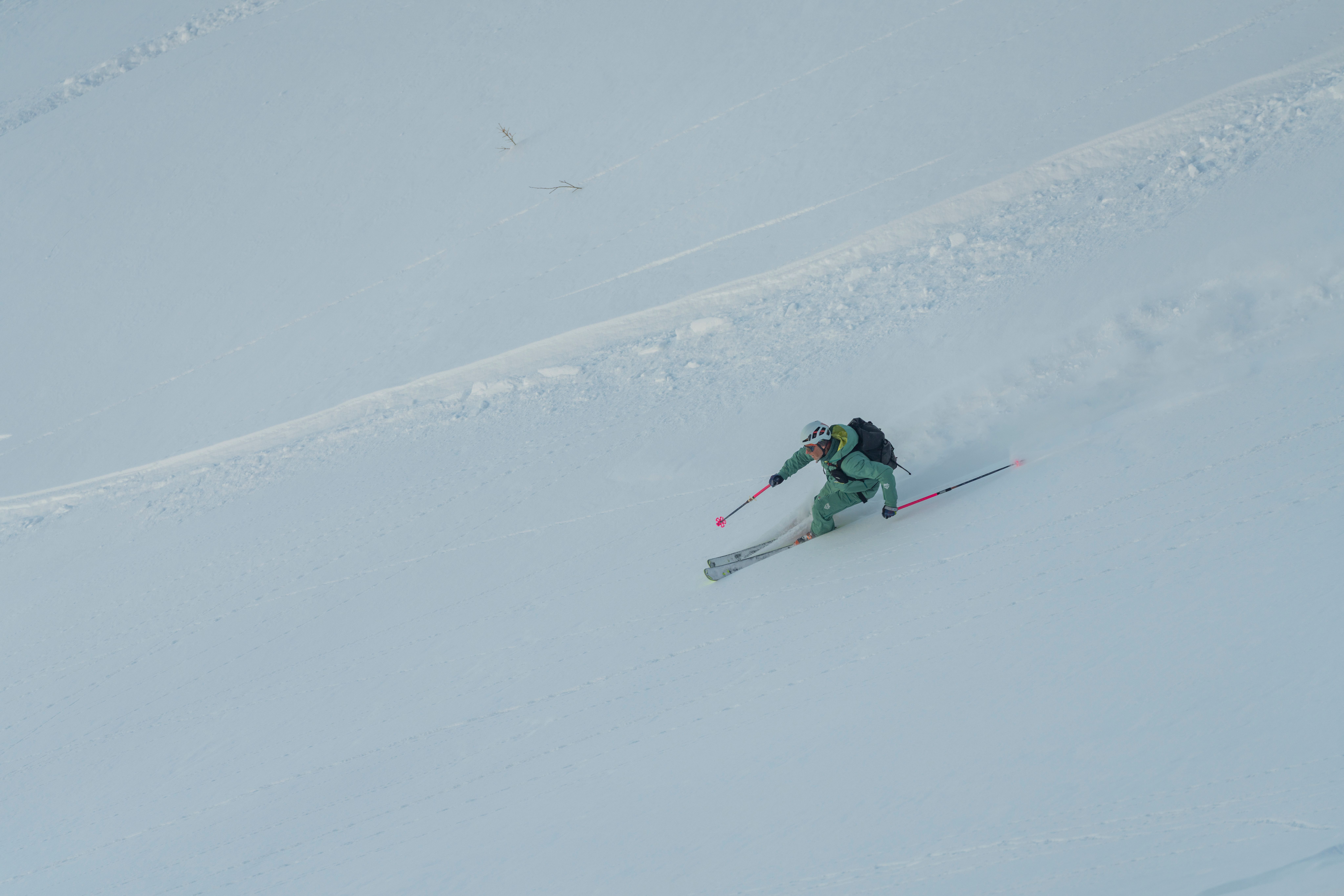 Grandes courbes dans la poudreuse des Écrins en ski de rando