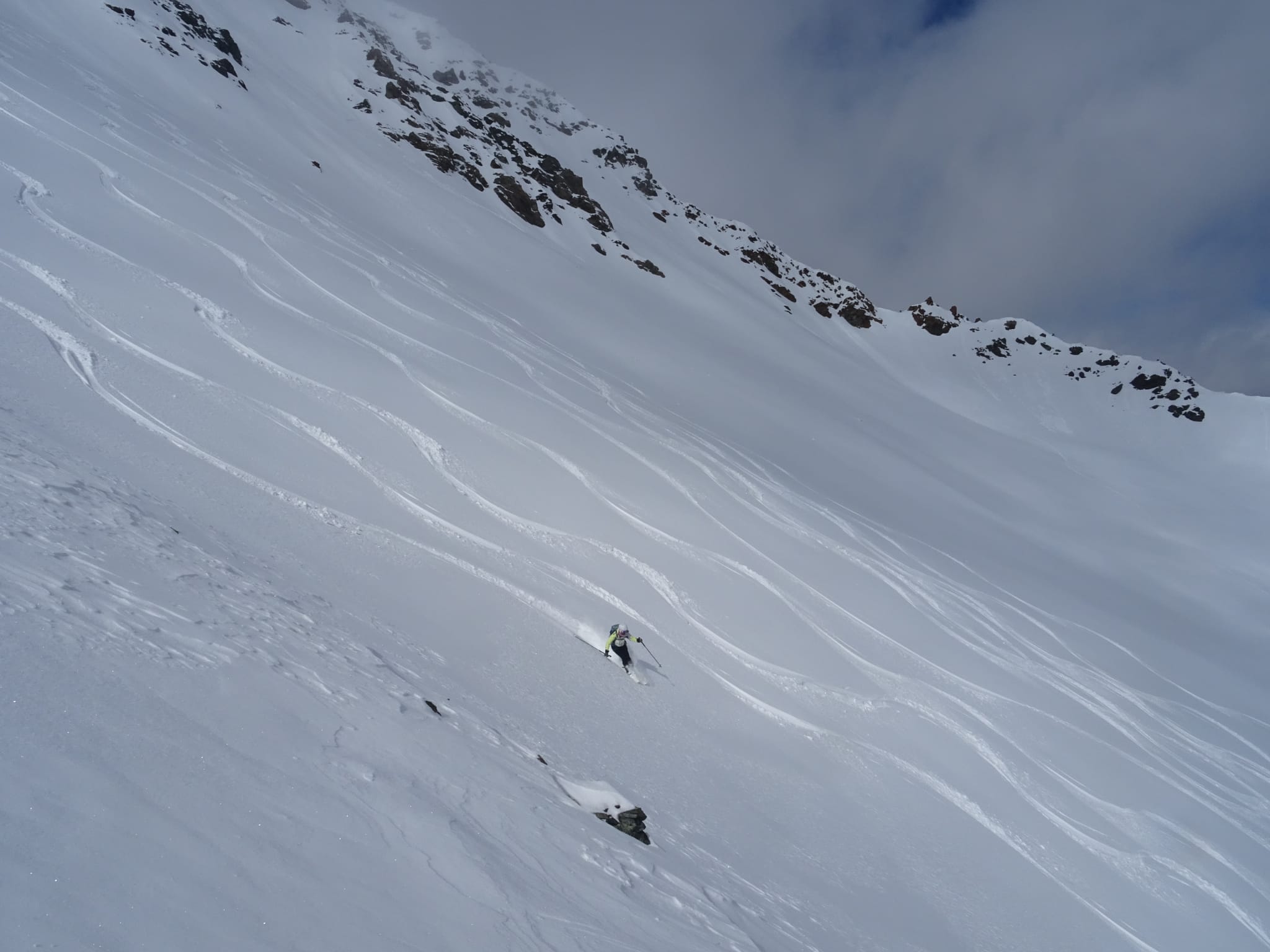 Ski dans la poudreuse du Qeyras.