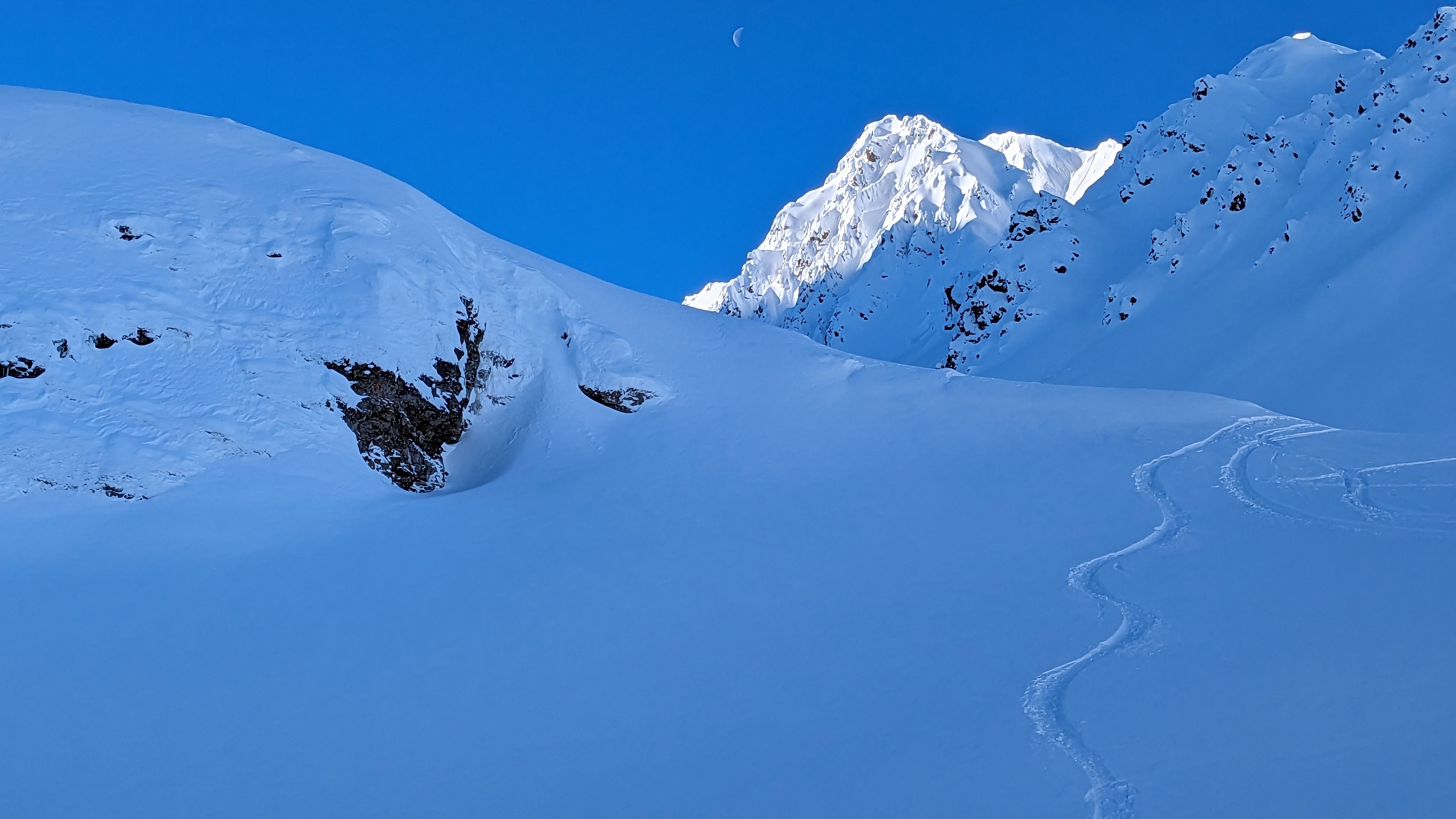 Neige poudreuse en ski au col du Lautaret.