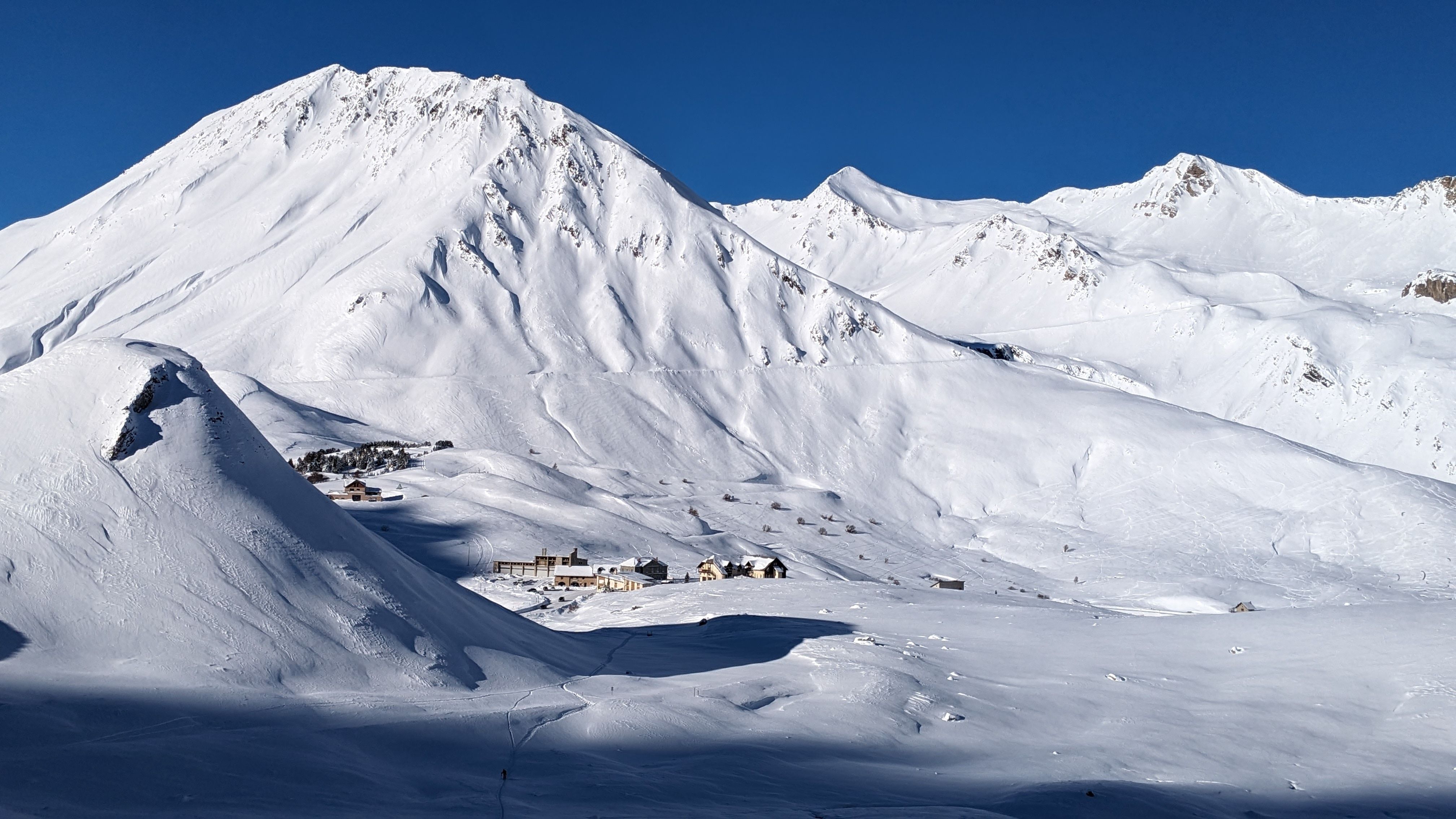 Ski de rando au col du Lautaret à la frontière de l'Isère et des Hautes-Alpes.