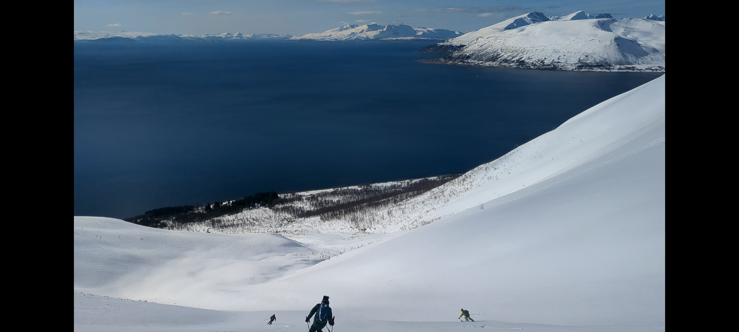 Ski de rando dans le décor unique des fjords norvégiens.