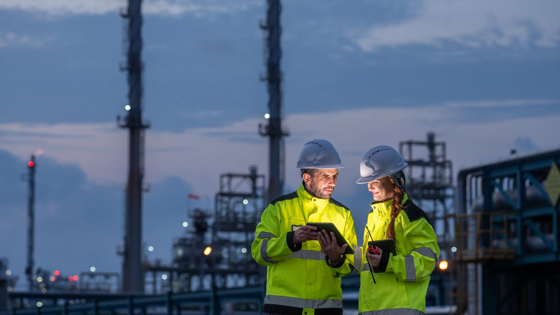 Mann og kvinner i energibransjen som vurderer noe på en skjerm.