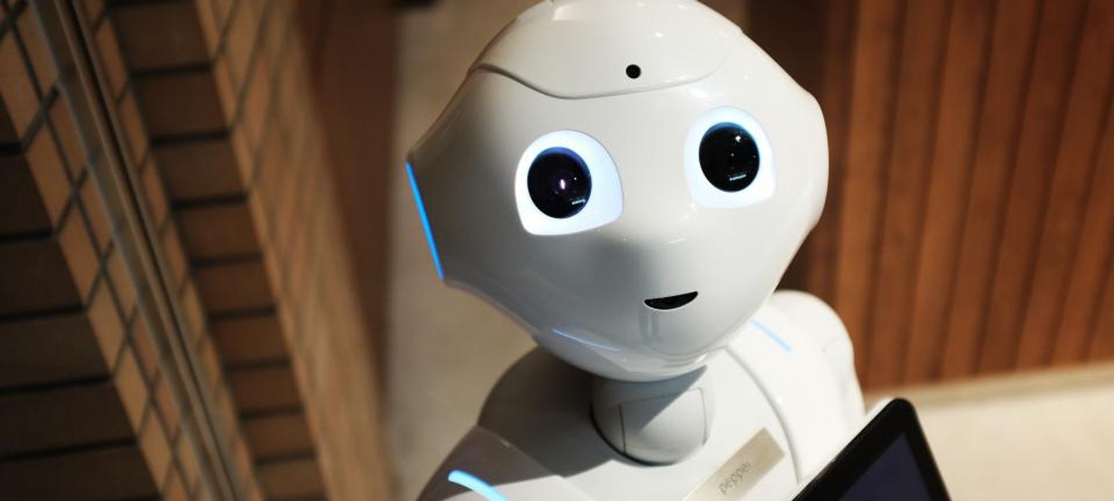 Humanoider Roboter mit großen Augen