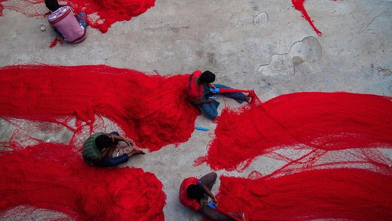 Rote Fäden auf hellem Untergrund