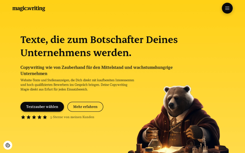 Startseite von Magic Writing mit gelbem Hintergrund und einem Bären als Zauberer