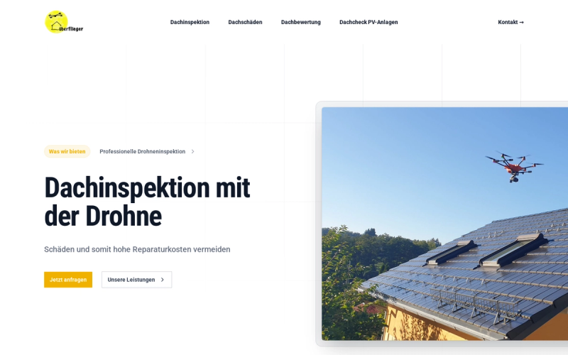 Startseite von Dachinspektion Überflieger mit Drohne über einem Hausdach