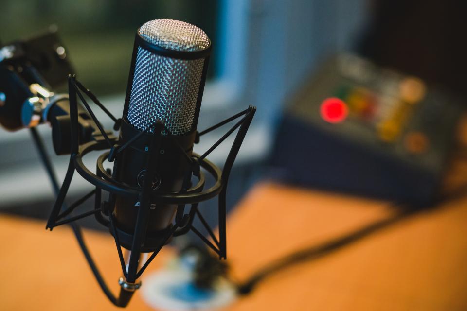 Studiomikrofon vor unscharfem Hintergrund