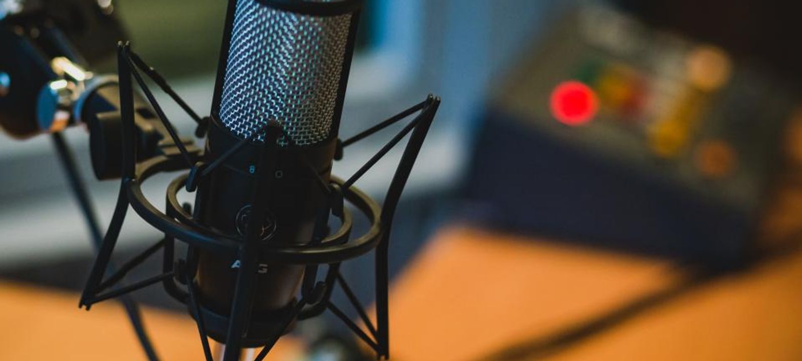 Studiomikrofon vor unscharfem Hintergrund