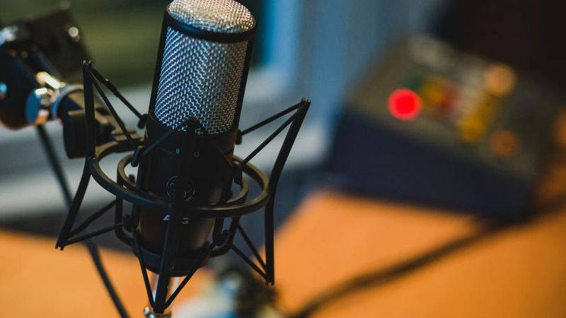 Studiomikrofon vor unscharfem Hintergrund
