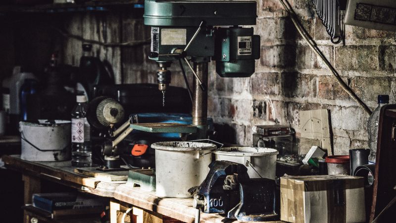 Werkstatt mit Werkzeugen und Werkbank