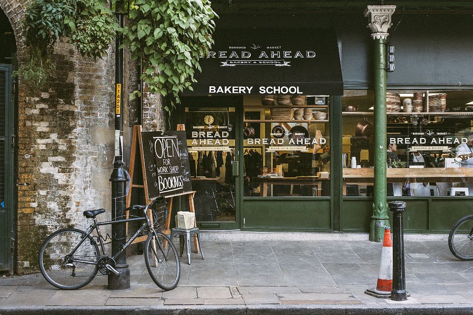Kleine Bäckerei mit grüner Ladenfront und Fahrrad davor