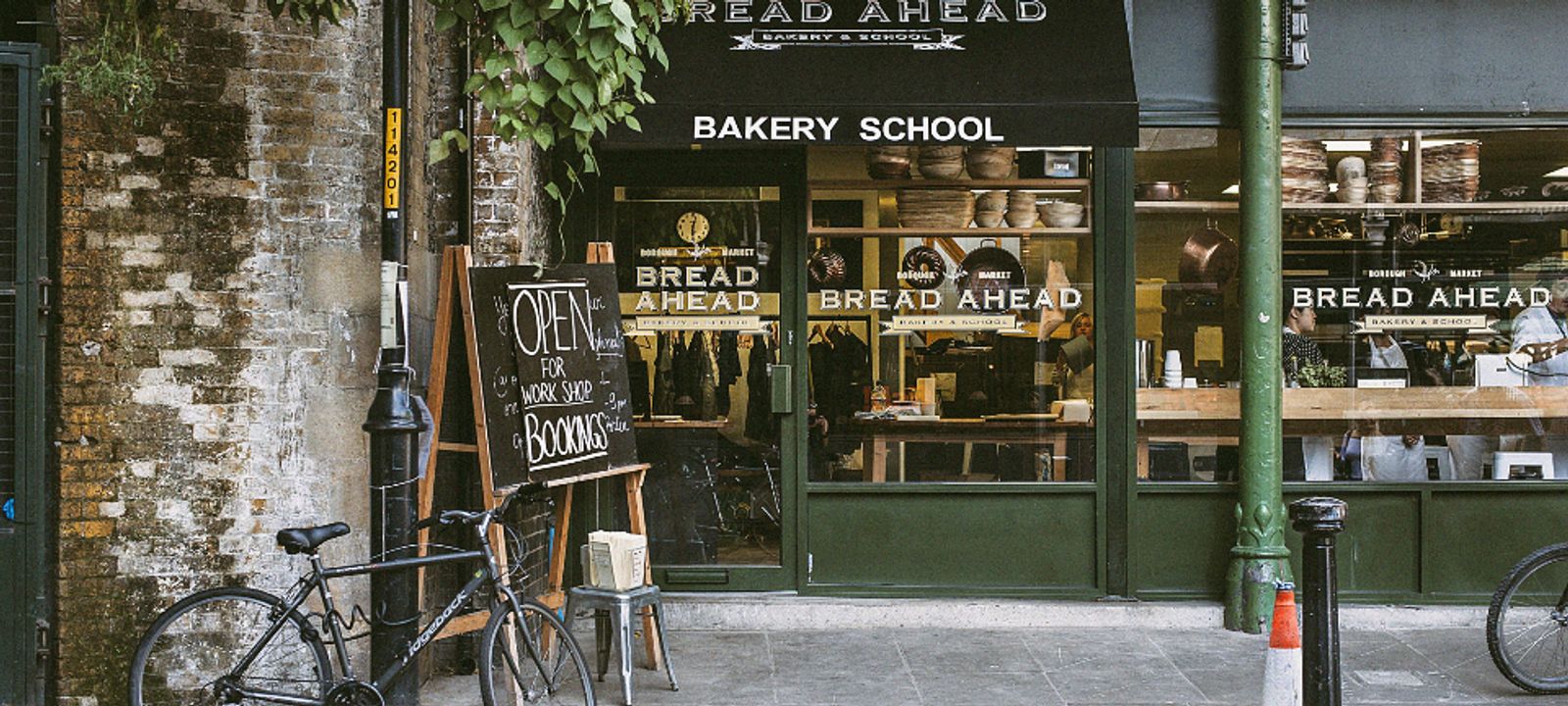 Kleine Bäckerei mit grüner Ladenfront und Fahrrad davor