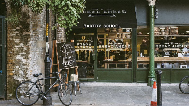 Kleine Bäckerei mit grüner Ladenfront und Fahrrad davor
