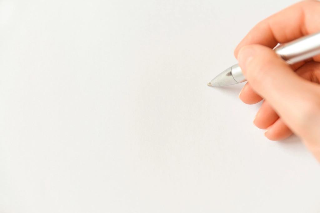 Hand mit Stift über einem leeren weißen Blatt Papier