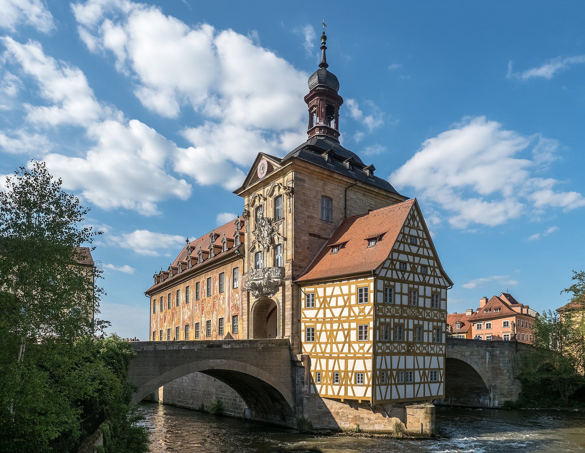 Altes Rathaus in Bamberg mitten in der Regnitz, mit Fachwerk und bemalter Fassade