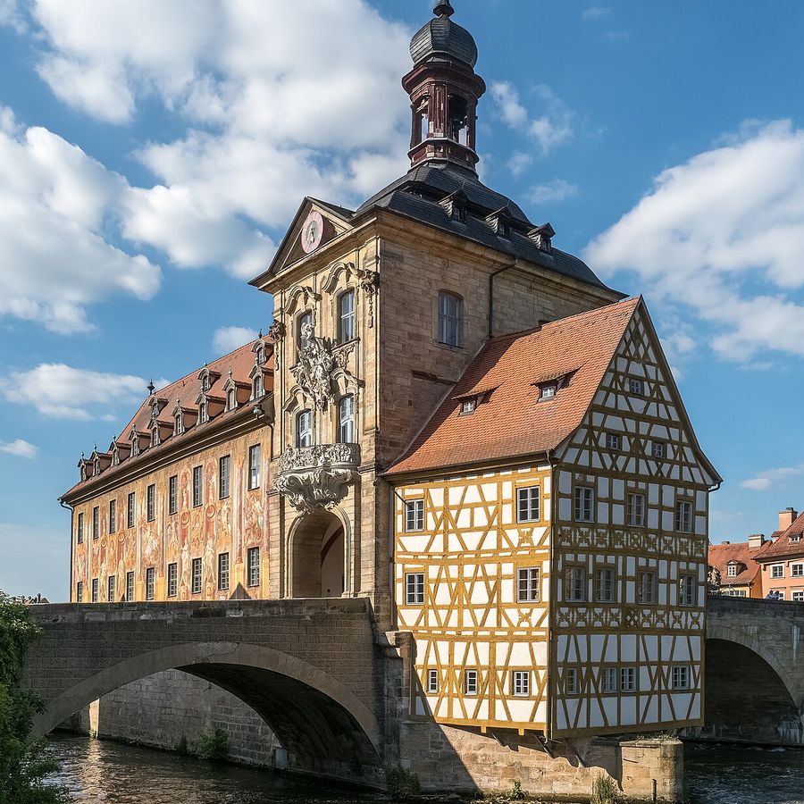 Altes Rathaus in Bamberg mitten in der Regnitz, mit Fachwerk und bemalter Fassade