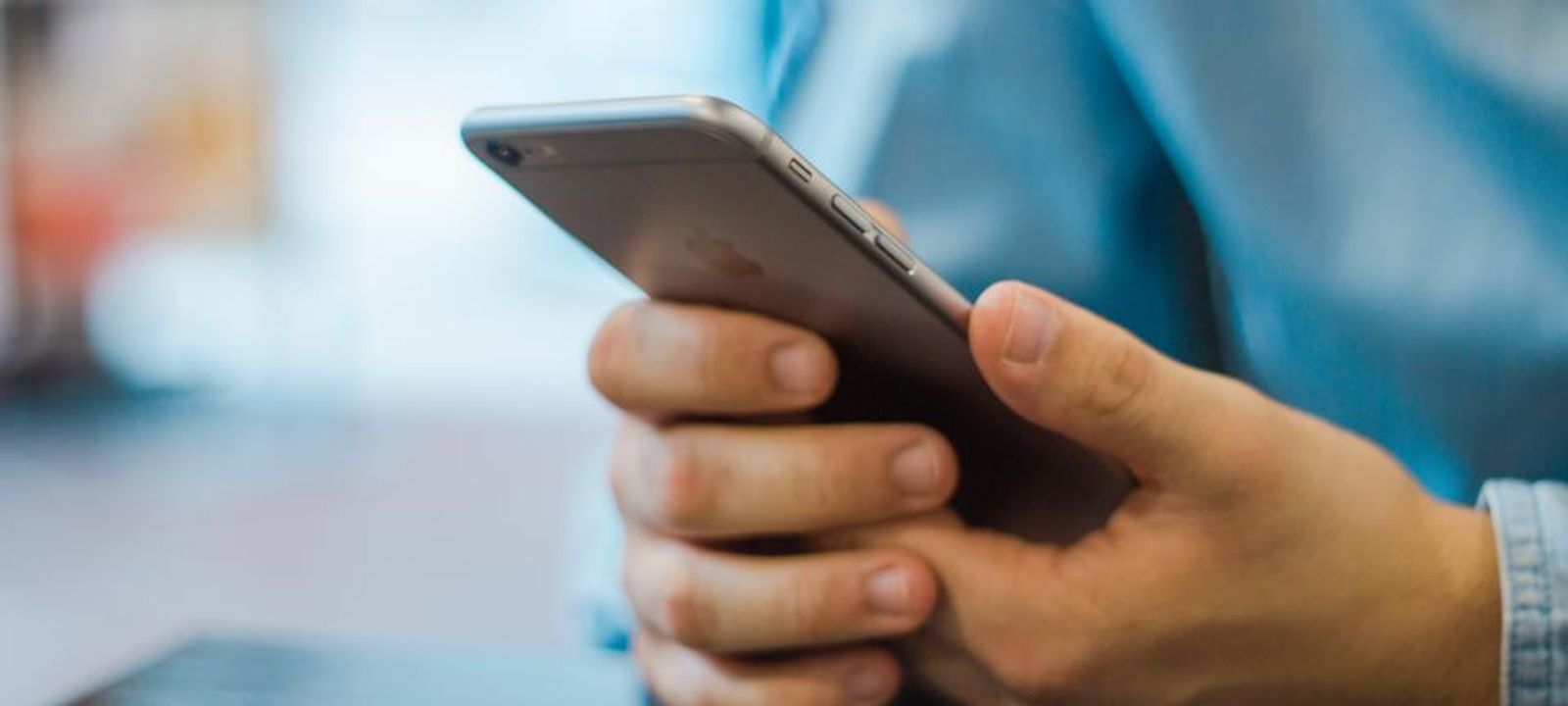 Hand hält ein Smartphone