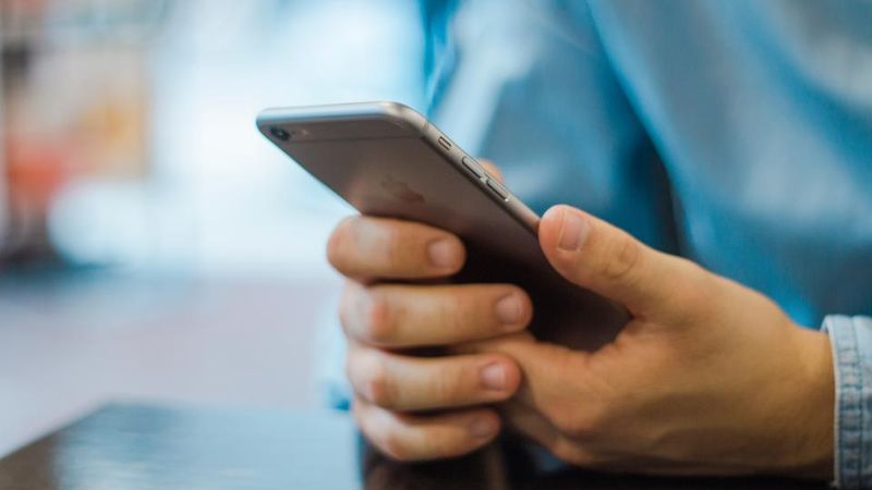 Hand hält ein Smartphone