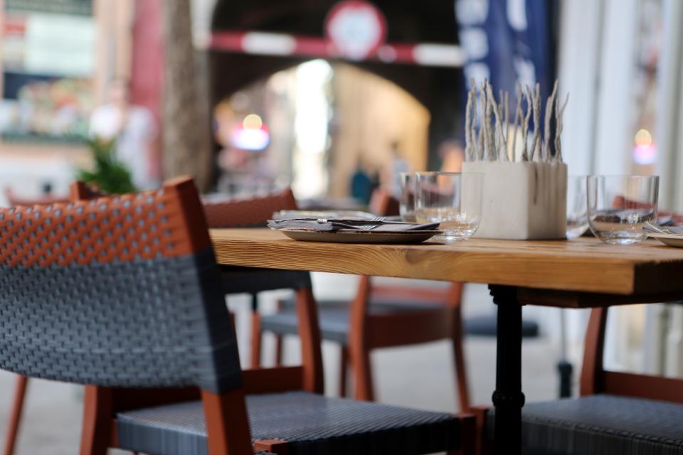 Gedeckte Tische in einem Restaurant mit Blick durchs Fenster