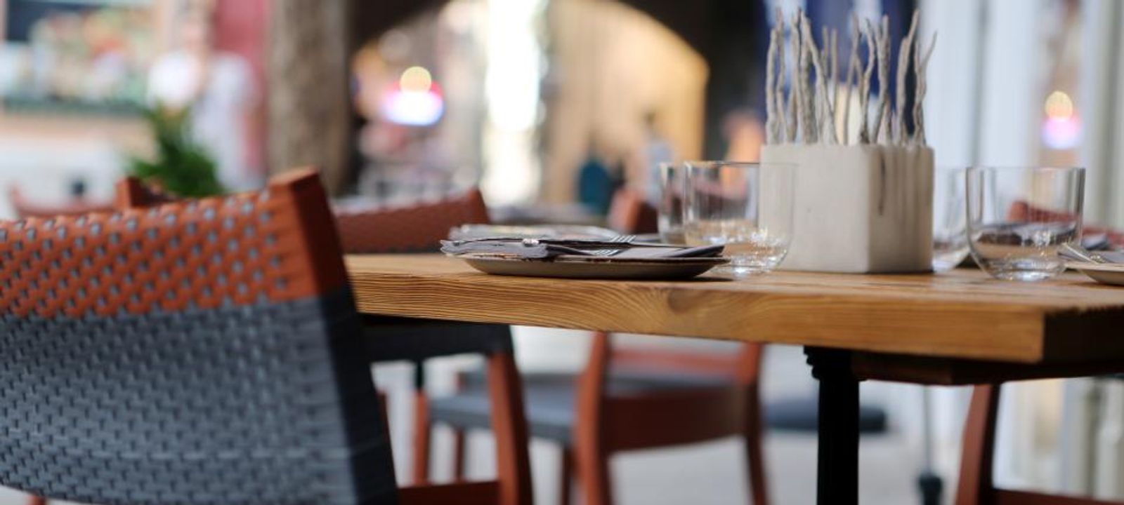 Gedeckte Tische in einem Restaurant mit Blick durchs Fenster