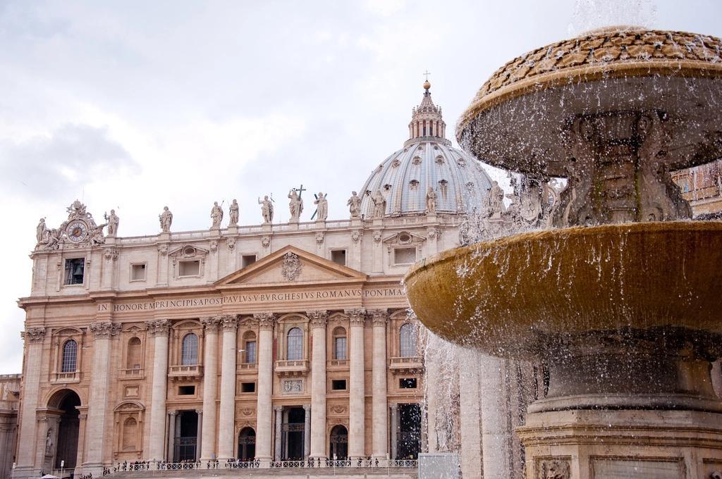 Petersdom in Rom mit Brunnen im Vordergrund