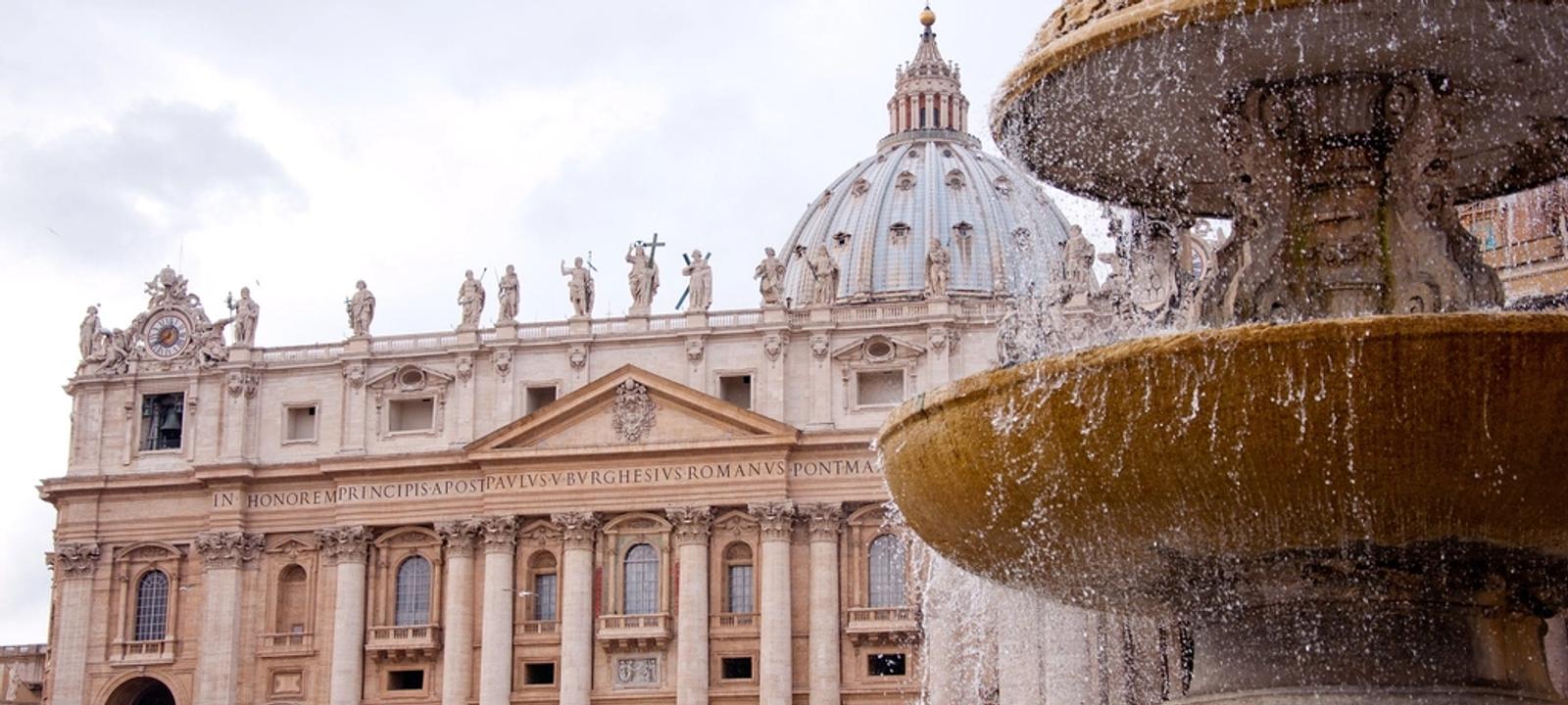 Petersdom in Rom mit Brunnen im Vordergrund