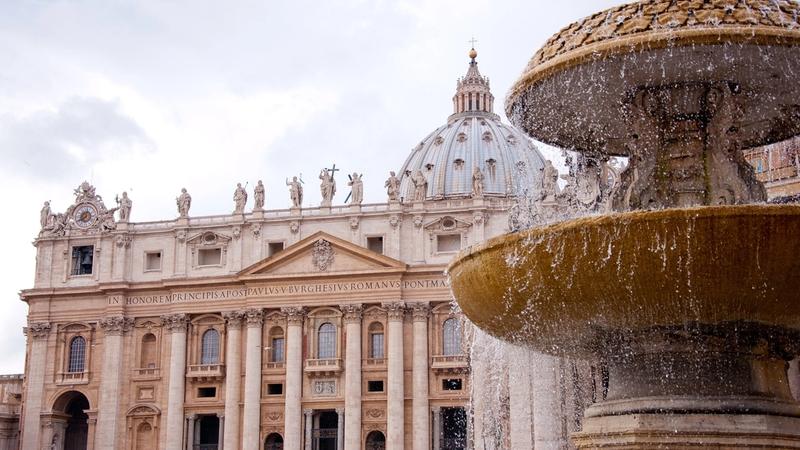 Petersdom in Rom mit Brunnen im Vordergrund