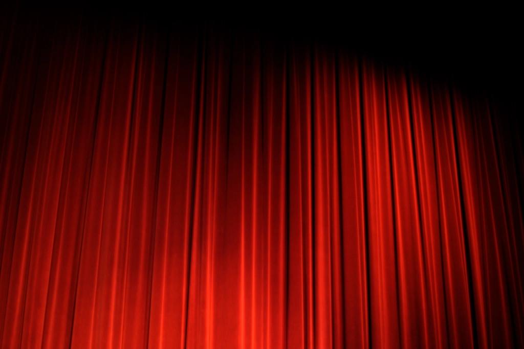 Roter Theatervorhang auf einer Bühne